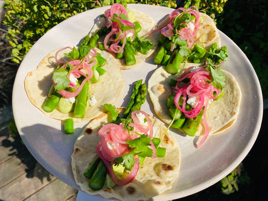 Tacos med Grønne Asparges, spicy avocadocreme og queso fresco opskrift Go Morgen Danmark Hannah Grant